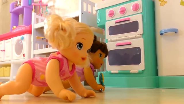 Roma juega con Alive Baby Dolls смотреть онлайн