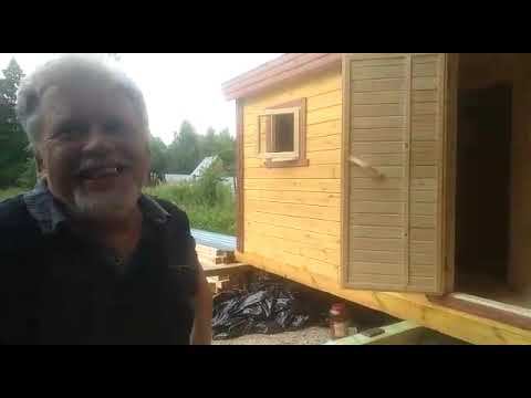 Готовый дачный домик 8x2,3 м.. В нем комната отдыха, спальня и туалет.