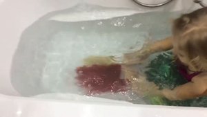 Барби Русалка и Николетта купаются с Супер Варей