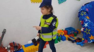 Малыш играет в полицию с папой и ловит воришку Видео для детей