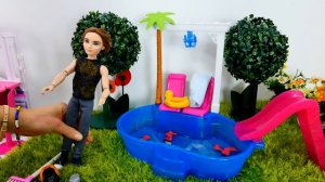 Бассейн для Барби: чистим и набираем воду. Мультики Барби