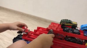 Хот Вилс машина большой автовоз на 50 машинок как у Мистер Макс Hot Wheels Mega Hauler