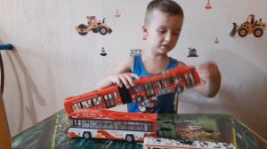 Обзор игрушки троллейбус для детей. Пассажирский городской наземный транспорт. Видео для детей.