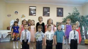 На уроке девочки сидят