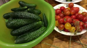 Маринованные огурцы с помидорами