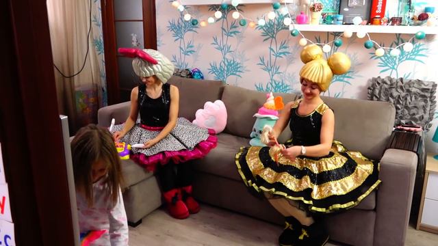 Куклы ЛОЛ ОЖИЛИ! Настоящие куколки у меня в гостях! Какой сюрприз они приготовили?Амелька Карамельк смотреть онлайн