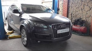 Замена передних тормозных дисков и колодок на АУДИ Q7 2006 AUDI Q7 3,0 дизель