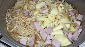 Тушёная квашеная капуста с копчёным мясом