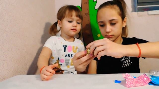 Дети распаковывают детские игрушки сюрпризы.Unpacking!Children.