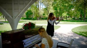 Прекрасное далёко — из кинофильма Гостья из будущего
Шикарное исполнение двух славянских девчат