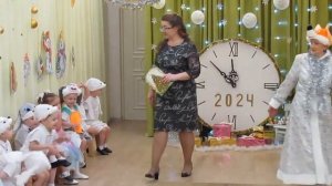 Начало новогоднего утренника в детском саду .