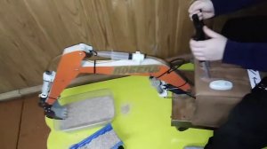 Гидравлический экскаватор из шприцов