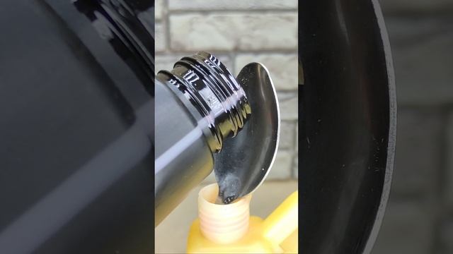 Обязательно запомни эту хитрость! Как можно легко перелить масло в узкое горлышко? #shorts смотреть онлайн