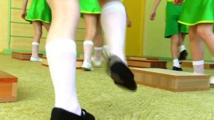 Кривий Ріг. Дитячий садок №42. Ранкова гімнастика "Ніжки крокують, зірки світять"