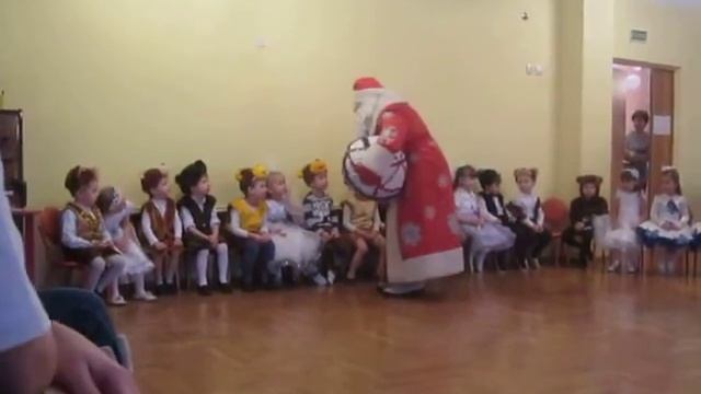 НОВОГОДНИЙ УТРЕННИК В ДЕТСКОМ САДУ(часть 2). 2017 год Минск. Жене 3 года/ ПОДАРОК от ДЕДА МОРОЗА смотреть онлайн