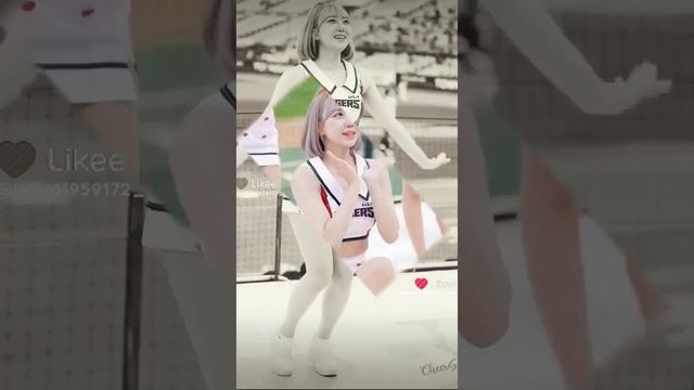 Танцующая,весёлая девушка.