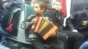 Супер мальчик в электричке! Песня!