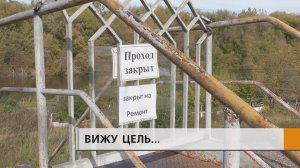 Несмотря на закрытый проход, умудряются идти по привычному для себя пути.