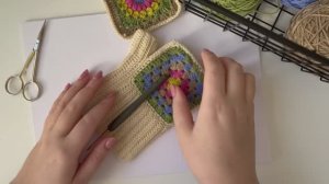 Митенки крючком с анатомическим (индийским) клином и поперечной резинкой и бабушкиными квадратами