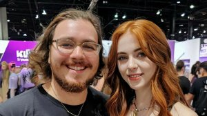 🤡Мэддисон встретился с сиськостримершей Amouranth на TwitchCon и позволил ей на себя наступить.