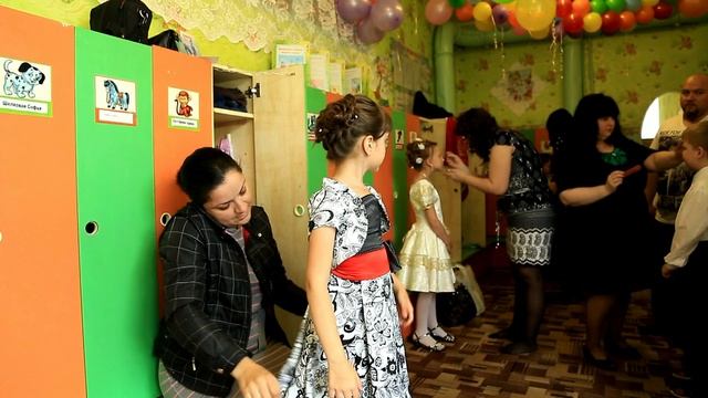 Выпускной утренник (начало). г.Омск д/с №37 гр 5 смотреть онлайн