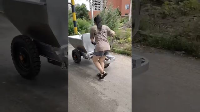 Девушка демонстрирующая электромототачку.