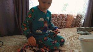 Тимур делает Сиреноголового из конструктора Лего