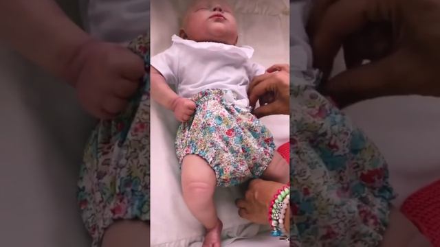 Переодевание куклы Реборн. Как можно поменять и преобразить куклу. смотреть онлайн