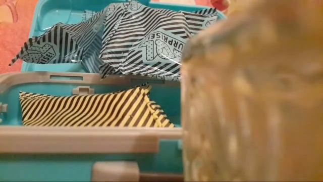 Открываем Лол Чемодан смотреть онлайн