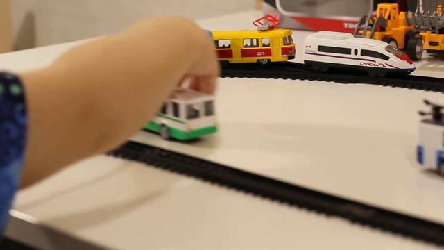 Играем в городской транспорт для детей Train videos for children