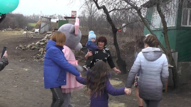 Поздравление маленькой принцессы в кругу родных и мишки Тедди смотреть онлайн