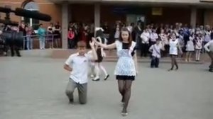 Прощальный вальс на последнем звонке.