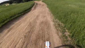 Катание на кроссовом мотоцикле