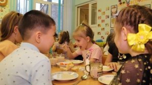 Один день из жизни детского сада "Завтрак"