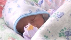 Семья, у которой недавно родилась тройня, получила трехкомнатную квартиру.