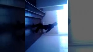 трюки ёршиками в школьном туалете