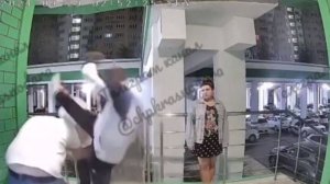 Мужчина избил прохожих у подъезда в Краснодаре за то, что его назвали мужиком