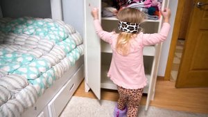 Играем в прятки с Папой, Мамой и Лялей.