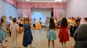 Вход " Спасибо, мамы! ".  День Матери в подготовительной группы.