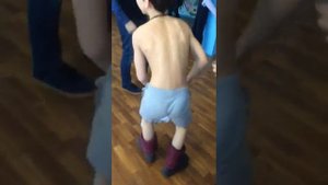 Бешеный парень бегает без майки по школе! #2