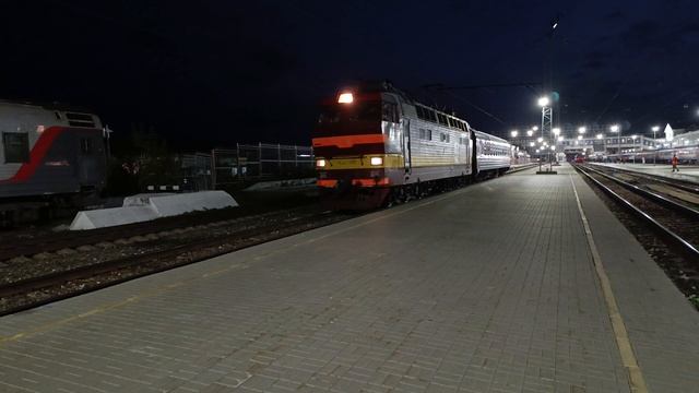 Отправление пригородного поезда Киров - Светлополянск под ЧС4т-385 30.09.2024