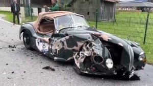 Женщина  врезалась в Jaguar XK120