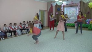 Родители зажигают на выпускном в детском саду