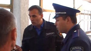 Луганский исполком, охрана не пускает жителей города.