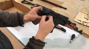 Процесс сборки автоматического резинкострела АК-74