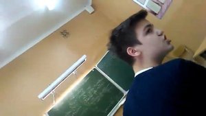 ШОК!!! Бесстрашный парень пытается дать отпор быдлу