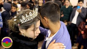 Лёша и Кристина. Цыганская свадьба в Брянске. Папа жениха ПЕТЯ поёт своим молодым песню.