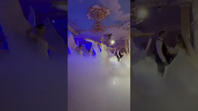 Первый танец молодых - это самый трогательный момент свадебного торжества.#свадьба #первыйтанец