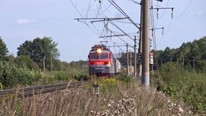 Электровоз ВЛ80т-2000 с хозяйственным поездом отправляется со станции Зимёнки