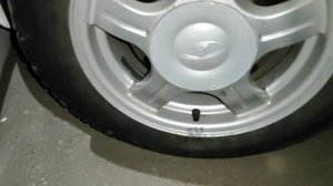 Спускает колесо снизу